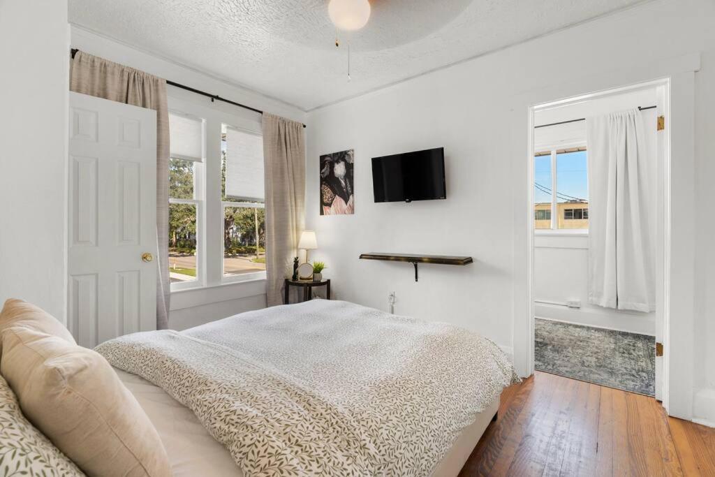 Walk To Bayshore - Near Hyde Park & Downtown Apartment