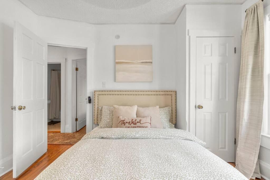 Walk To Bayshore - Near Hyde Park & Downtown Apartment
