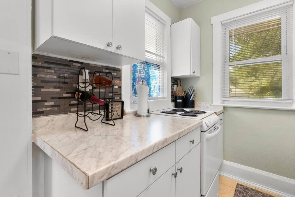 Apartment Walk To Bayshore - Near Hyde Park & Downtown *